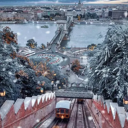 Romantic Two Bedroom Close To Normafa With Private Parking 아파트