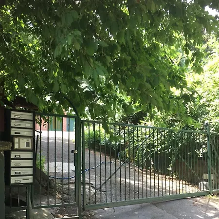 Romantic Two Bedroom Close To Normafa With Private Parking 아파트 *