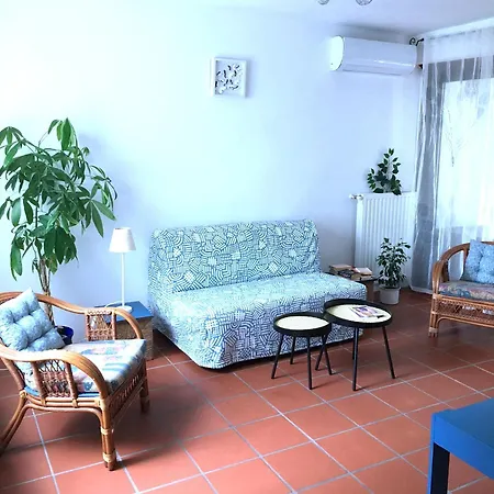 Romantic Two Bedroom Close To Normafa With Private Parking 아파트 *