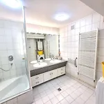 Romantic Two Bedroom Close To Normafa With Private Parking Apartamento