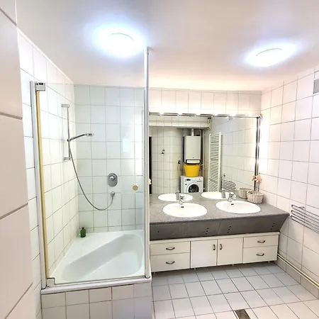 Romantic Two Bedroom In The Hills Of With Private Parking Apartment *